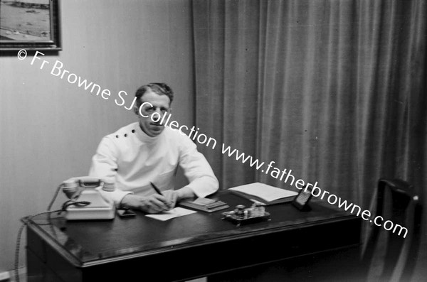 DR R MARTIN (51 RODNEY ST) IN CONSULTING ROOM